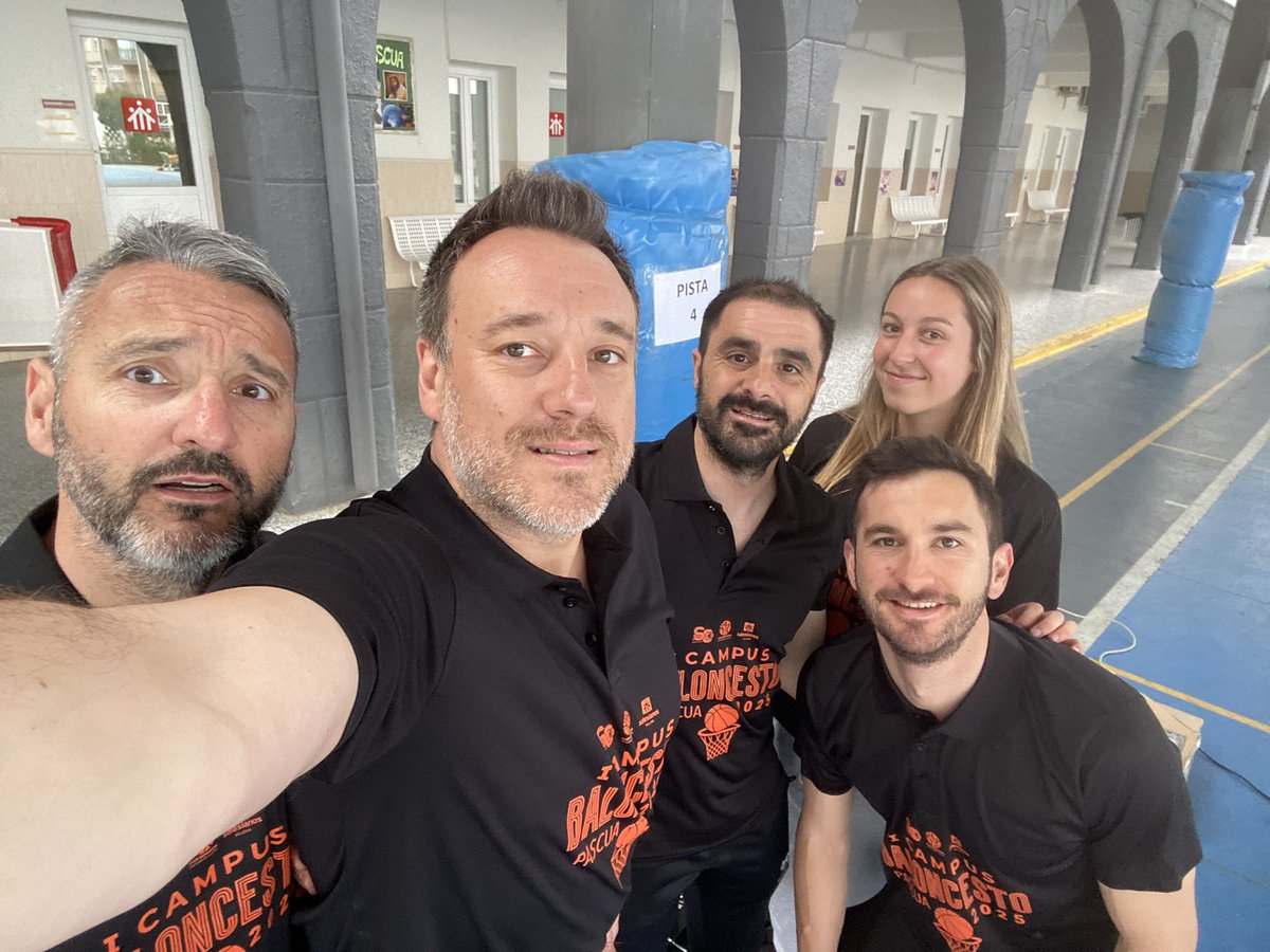 Hoy, 22 de Abril, en Argentina y otro países de Sudamerica se celebra el DÍA DEL ENTRENADOR DE BALONCESTO. Y para felicitar a todos mis compañeros que mejor manera que con la foto de estos 4 cracks con los cuales he compartido hoy el inicio del “I Campus de Pascua” 🏀❤️