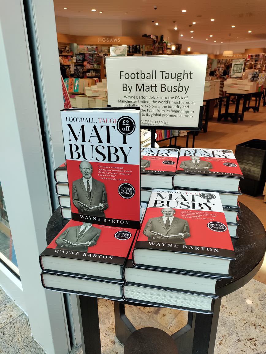 Look at this! <a href="/wstrafford/">Waterstones Trafford Centre</a> 

What a display for Football, Taught By Matt Busby right at the front of the store

♥️♥️♥️