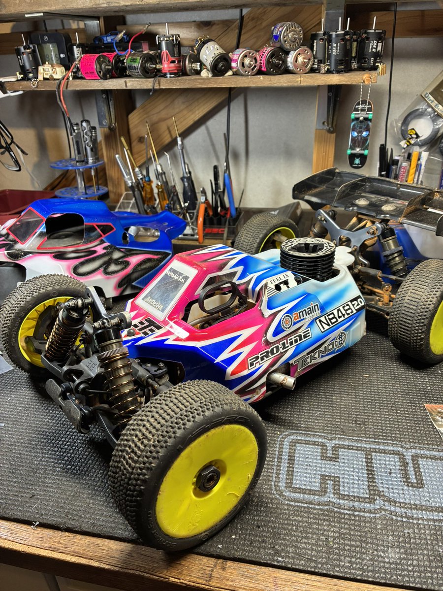 LX5OI3tw1POM0l1's tweet image. 今週末は、めちゃくちゃ久しぶりの1/8GPバギーイベント！

バギーホリックミーティング！

ボディもくたびれてたんで新調！

RyanMaifield風🤣

まずは2年ぶりの火入れから😅

#teknorc
#teknonb482.0
#MTG
#ホリックミーティング