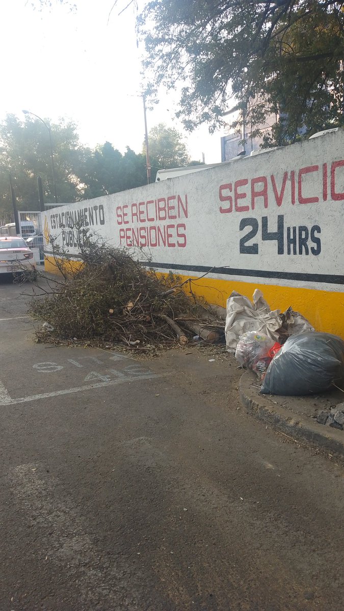 Se solicita recolección de basura <a href="/BJAlcaldia/">Alcaldía de Benito Juárez</a> <a href="/LuisMendozaBJ/">Luis Mendoza Acevedo</a> en calle Andrea del Sarto 1  <a href="/MixcoacUnidos/">Vecinos Nonoalco Mixcoac Unidos</a> <a href="/MixcoacCDMX/">MIXCOAC CDMX</a>  <a href="/colonia_mixcoac/">Colonia Mixcoac</a> estacionamiento por favor