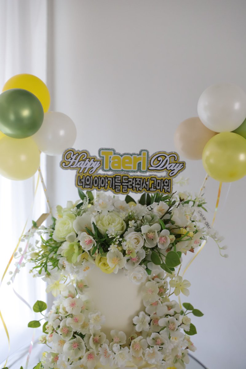 ✶ 2025 김태리 팬미팅 𝑾𝑬 𝑻𝑬𝑳𝑳 ✶

𝟐. 케이크

팬들과의 공식적인 첫 만남을 기념하여

첫 날은 10년 동안 열일하신 배우님의 작품 하나하나 새기고자 필모가 담긴 케이크를,

둘째 날은 한결같은 모습으로 우리 곁에 다가와 준 배우님을 닮은 배꽃 컨셉으로 케이크를 준비하였습니다.