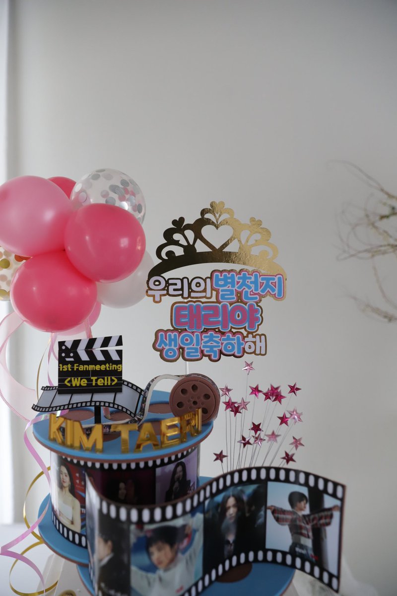 kimtaeri_union's tweet photo. ✶ 2025 김태리 팬미팅 𝑾𝑬 𝑻𝑬𝑳𝑳 ✶

𝟐. 케이크

팬들과의 공식적인 첫 만남을 기념하여

첫 날은 10년 동안 열일하신 배우님의 작품 하나하나 새기고자 필모가 담긴 케이크를,

둘째 날은 한결같은 모습으로 우리 곁에 다가와 준 배우님을 닮은 배꽃 컨셉으로 케이크를 준비하였습니다. https://t.co/Kp430DrM4M