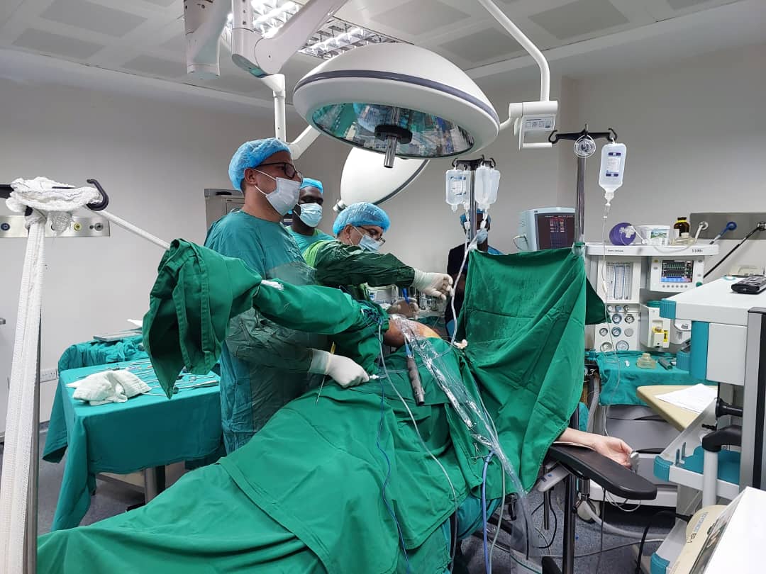 nihUganda's tweet image. 🏥 🩺 Revolutionizing Joint Care: 
Professor Dr. Ibrahim Yanmis (Our Chief Medical Director) performing Advanced Arthroscopy Procedures (Shoulder, Hip, and Knee )at Nile International Hospital. 😷
#surgery #arthroscopy #Medicalprocedure #orthopedics #generalsurgeon 

thread 🧵