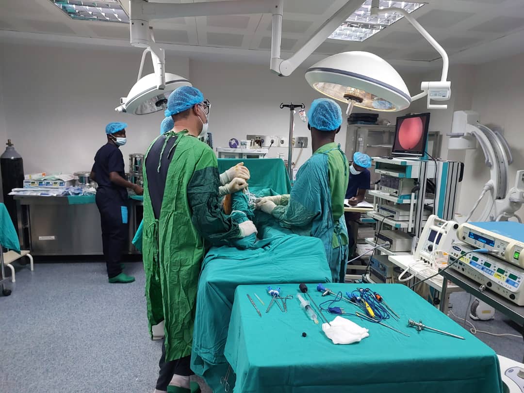 nihUganda's tweet image. 🏥 🩺 Revolutionizing Joint Care: 
Professor Dr. Ibrahim Yanmis (Our Chief Medical Director) performing Advanced Arthroscopy Procedures (Shoulder, Hip, and Knee )at Nile International Hospital. 😷
#surgery #arthroscopy #Medicalprocedure #orthopedics #generalsurgeon 

thread 🧵
