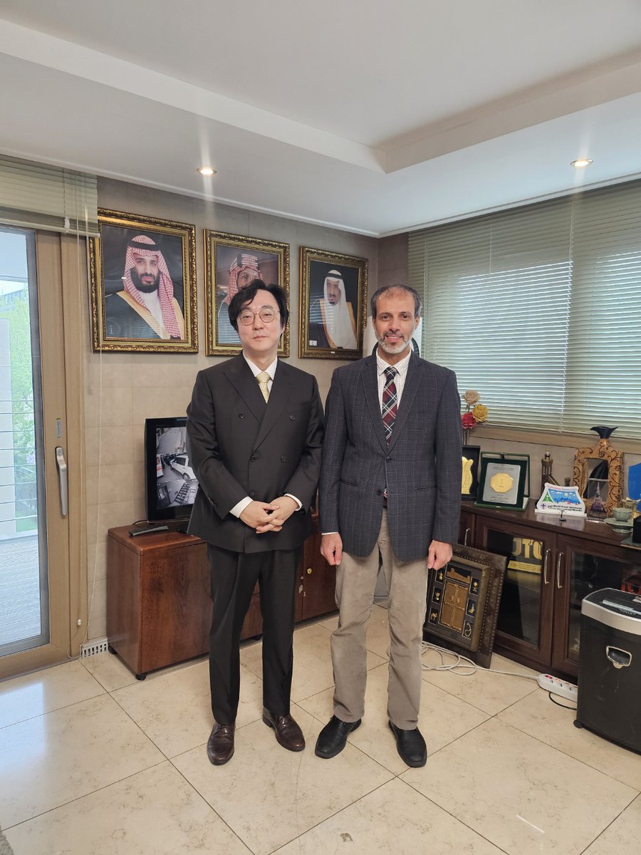 زار الملحقية الدكتور Sung Yong Cho مدير مركز اختبار قابلية الاستخدام وقسم دعم تطوير الأجهزة الطبية في معهد SIMTRI بجامعة سيول الوطنية ورئيس الجمعية الكورية لقابلية استخدام الأجهزة الطبية KoSMeDU، وتم مناقشة برامج التدريب الطبي قصيرة المدى والتي ستتاح للأطباء السعوديين قريبًا.