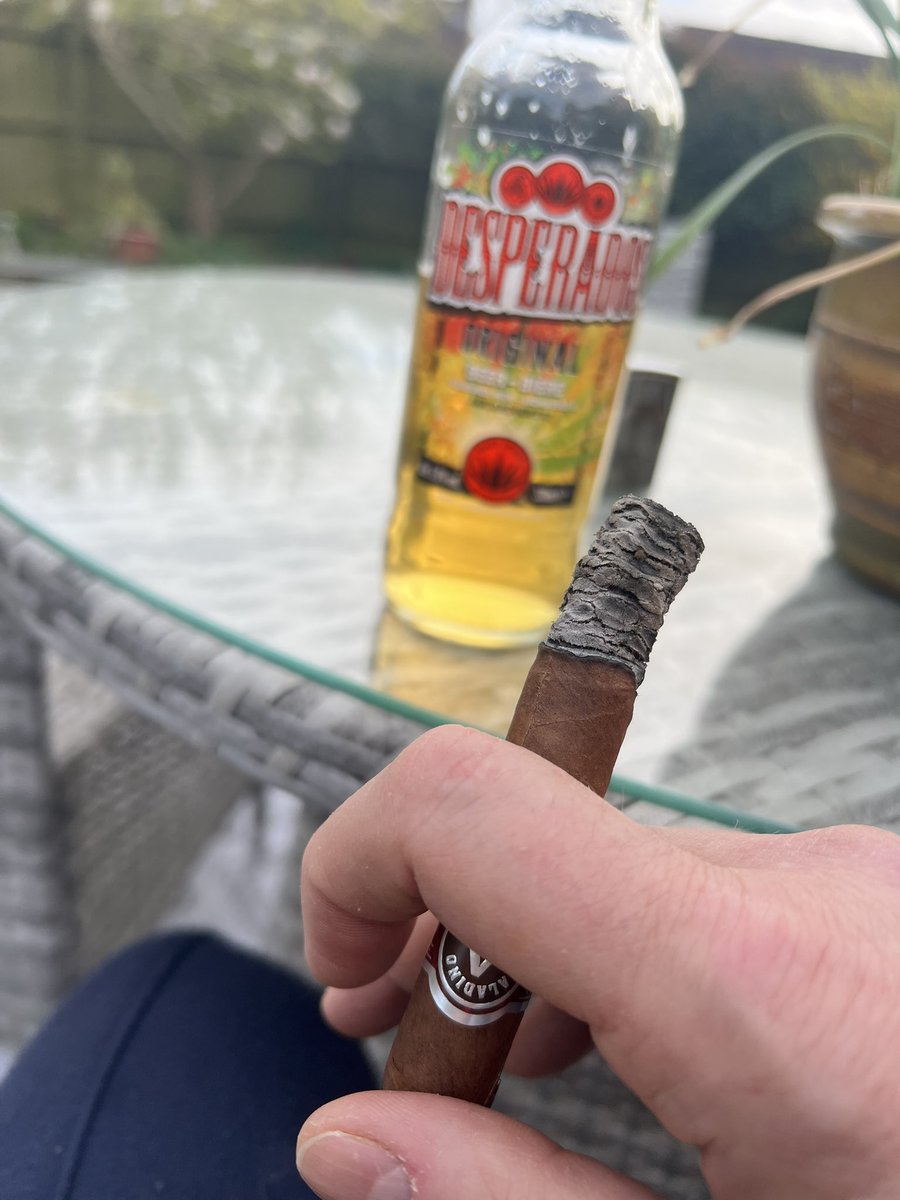 dynamite_jonny's tweet image. Fabulous bank holiday weekend topped off with an @aladinocigars Julio R. Eiroa. Lovely draw and a smooth creamy smoke. Lots of peppery flavour with a hint of cedar. Definitely recommend. A top 40 minutes spent with this one  #cigarnewbie#cigar #cigars #cigarsociety #cigarlover