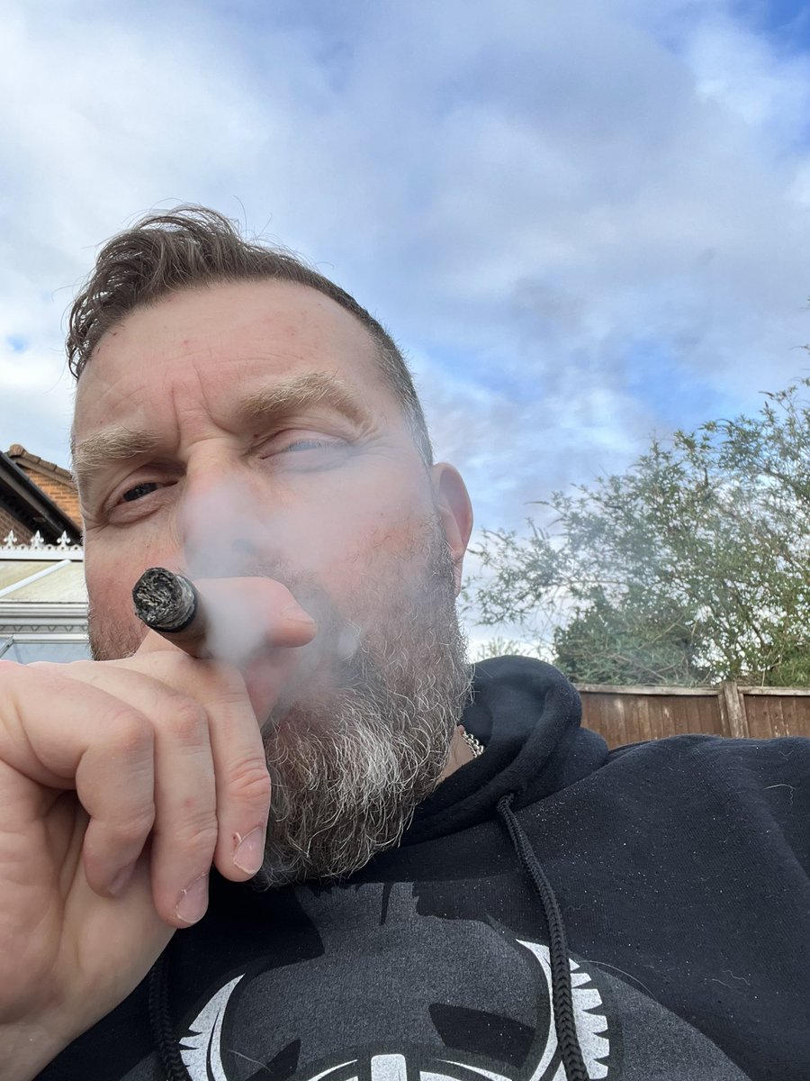 dynamite_jonny's tweet image. Fabulous bank holiday weekend topped off with an @aladinocigars Julio R. Eiroa. Lovely draw and a smooth creamy smoke. Lots of peppery flavour with a hint of cedar. Definitely recommend. A top 40 minutes spent with this one  #cigarnewbie#cigar #cigars #cigarsociety #cigarlover