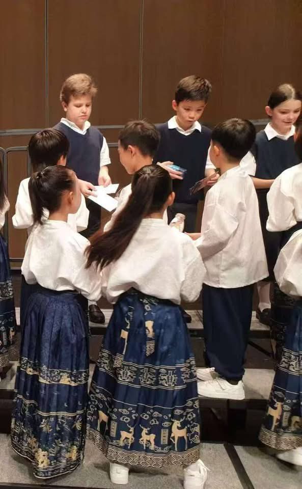 affclyon's tweet photo. 法国小熊猫学校4位学生荣幸入选法国圣马可合唱团！
        阳春4月，世界十大童声合唱团之一，电影《放牛班的春天》原唱传承者——🇫🇷法国圣马可童声合唱团开启了中国12城巡演之旅！
        合唱团将为中国观众带来多部电影插曲和中外流行歌曲，并和中国合唱团小朋友们交流互动建立友谊。💕👏 https://t.co/VEf7G08rU8