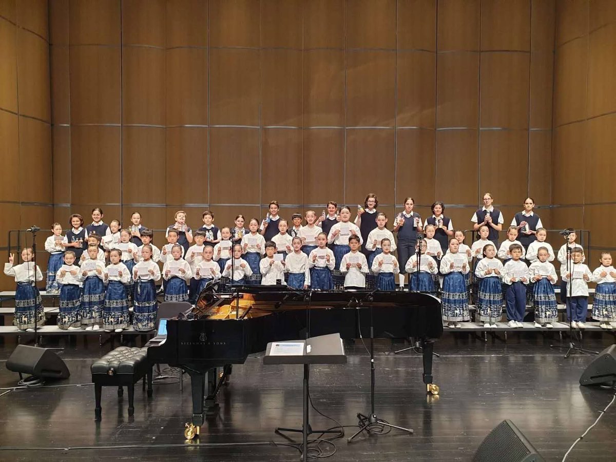 affclyon's tweet photo. 法国小熊猫学校4位学生荣幸入选法国圣马可合唱团！
        阳春4月，世界十大童声合唱团之一，电影《放牛班的春天》原唱传承者——🇫🇷法国圣马可童声合唱团开启了中国12城巡演之旅！
        合唱团将为中国观众带来多部电影插曲和中外流行歌曲，并和中国合唱团小朋友们交流互动建立友谊。💕👏 https://t.co/VEf7G08rU8