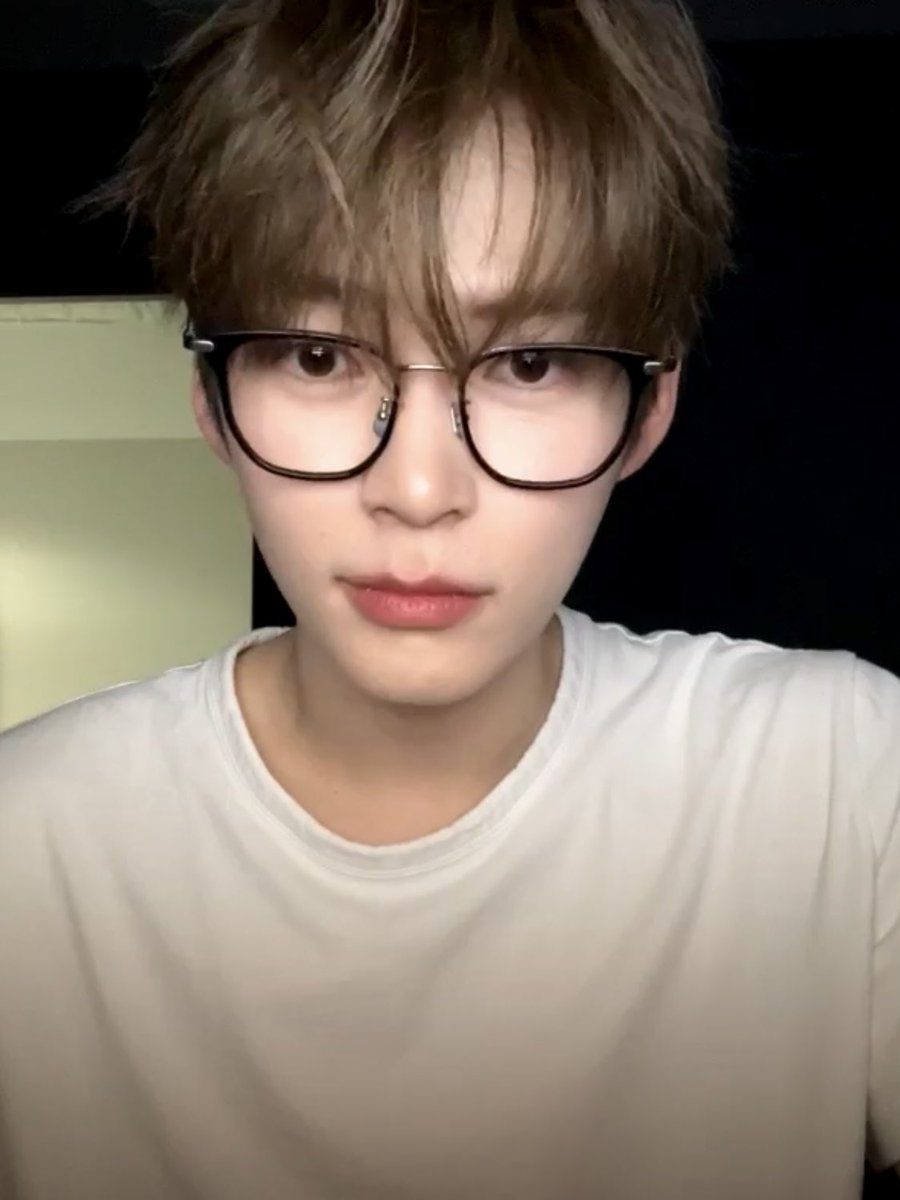 저화질의 성한빈 tweet media