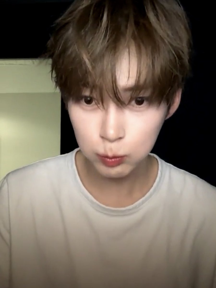 저화질의 성한빈 tweet media