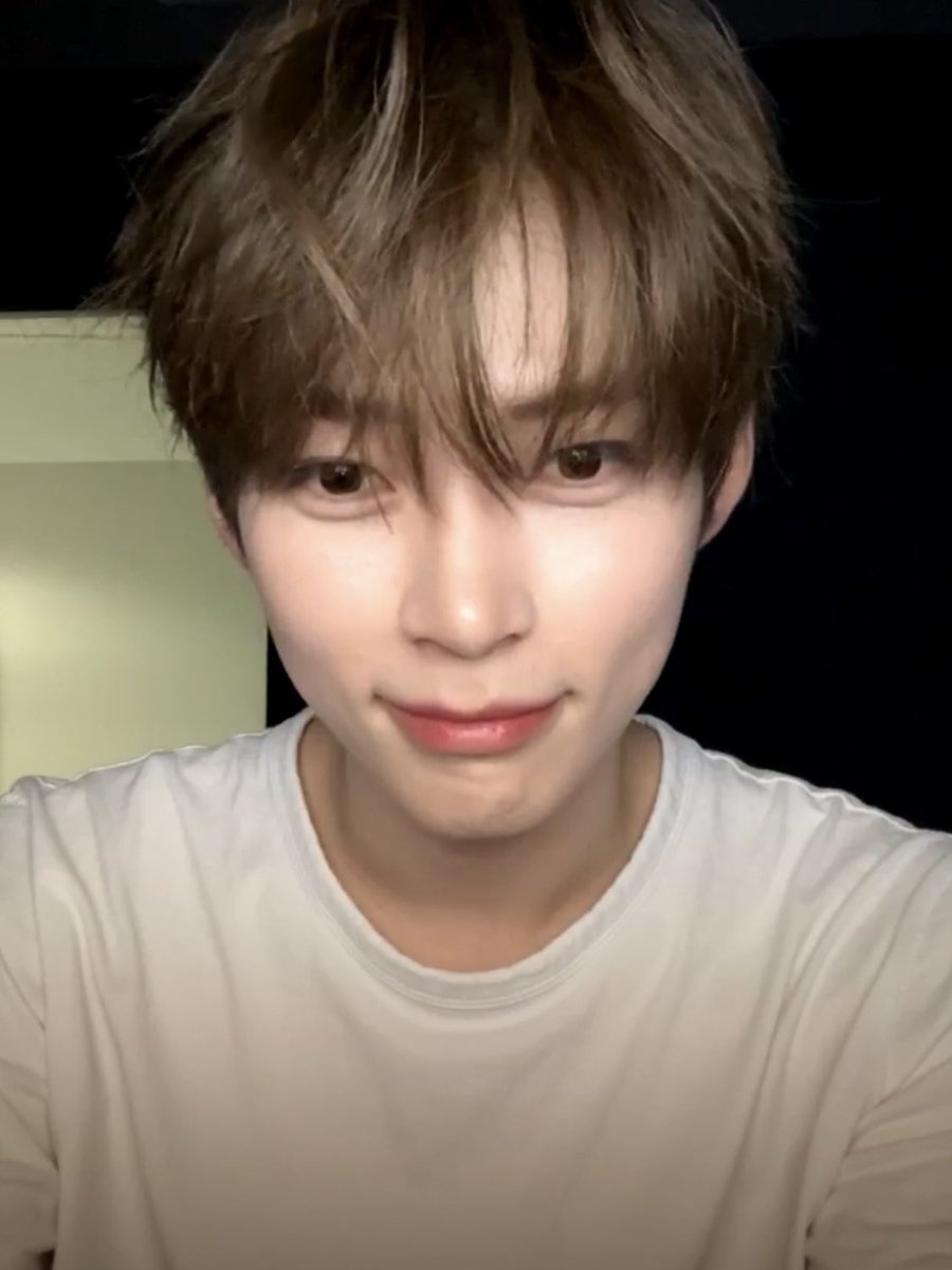 저화질의 성한빈 tweet media