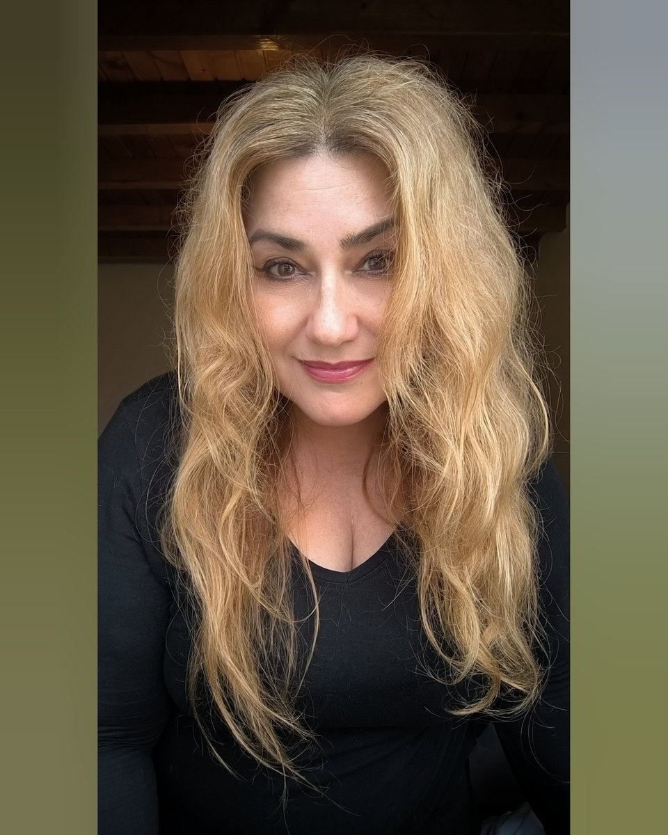 Pasaba por aquí para recordarte que mañana es el #DíaDelLibro y que puedes pedir los míos en tu librería. 

Y si no quieres leerme o ya tienes mis libros, dale la oportunidad a otro autor español, que los tenemos muy buenos.

Y ya que estamos, ¿qué autor o autora recomiendas?