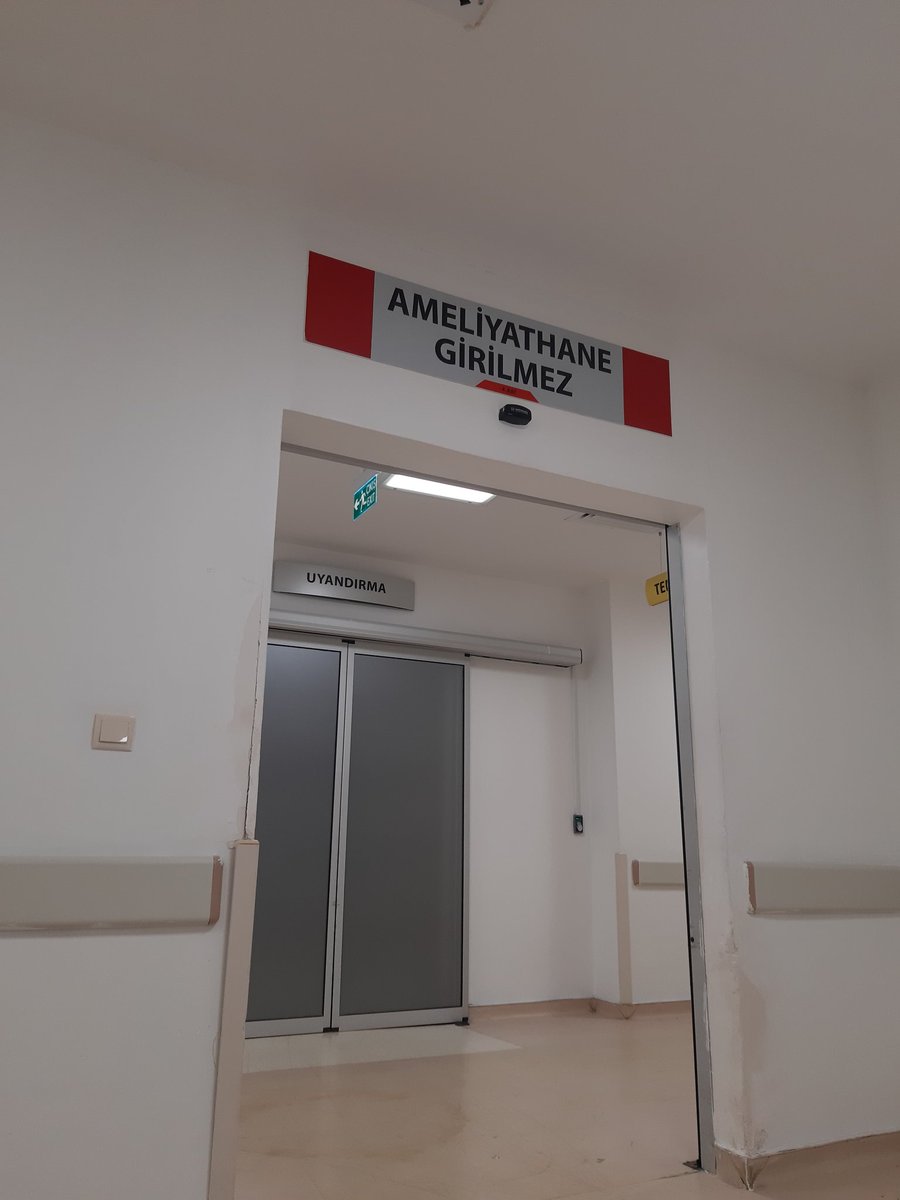 Hastanede 70. gün ve biricik kızımın şu kapının ardından çıkmasını 14. kez bekliyorum. 70 gün önce acilde üst üste 3 gün panik yapıyorsunuz yeavv, birşey yok diye diye serum takıp bizi eve uğurlayan hekim müsveddesi zat! Seni Yüce Allah'ımın sonsuz adaletine havale ediyorum.