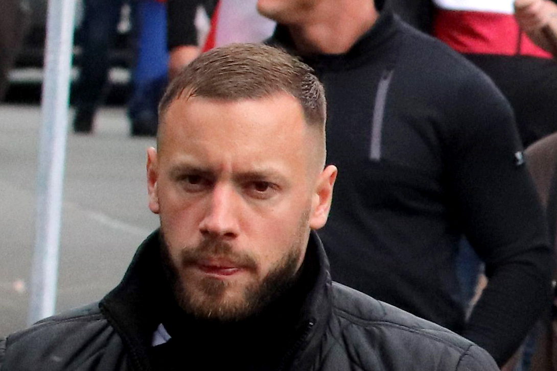 Er war der wohl bekannteste deutsche Neonazi auf der Flucht. Der Dortmunder Steven #Feldmann, seit Dezember 2023 mit europäischem Haftbefehl gesucht, ist heute in Bulgarien festgenommen worden - in einem Studentenwohnheim. 🧵