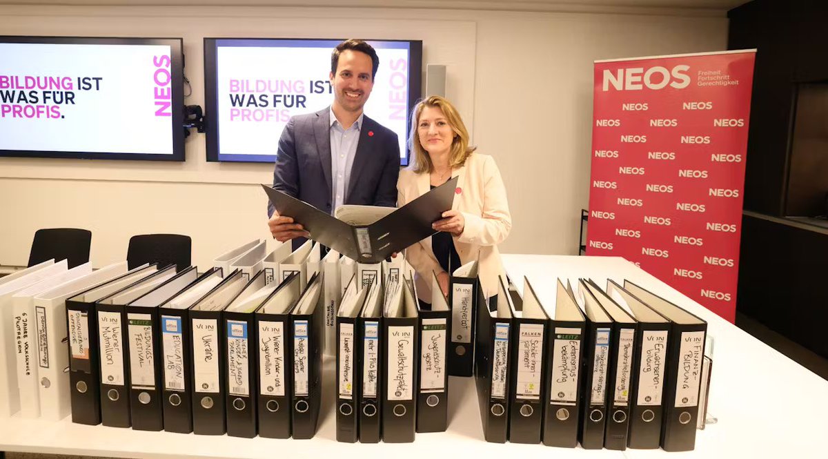 Die NEOS nennen es Fortschritt – wir sehen nur alte Mappen aus dem Keller.
Wer Bildung so inszeniert, hat nichts mehr zu sagen.
#Mappenpolitik #NEOSFail #Wien2025