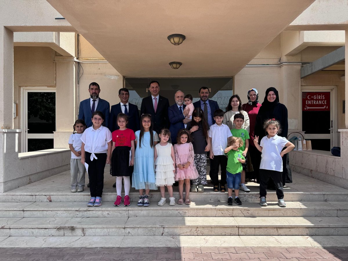 23 Nisan Ulusal Egemenlik ve Çocuk Bayramı etkinlikleri kapsamında, Cidde Uluslararası Türk Okulumuzun Müdürü, Müdür Yardımcısı ile öğrencilerimiz, Eğitim Ataşemizle birlikte Başkonsolosluğumuzu ziyaret ettiler.