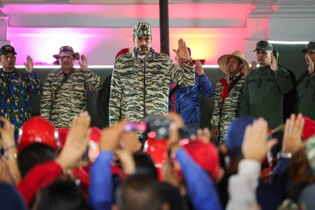 cadeteburrego's tweet photo. Desde esta trinchera revolucionaria y patriota es un honor decir que tenemos el mejor Cmdte en Jefe y un Presidente Constitucional que está siempre con su Pueblo. 

Con orgullo este humilde soldado Bolivariano dice #NicolásEsUnVergatario 

¡Chávez Vive! Venceremos
@4F_Mamba https://t.co/OZrBV7fNDz