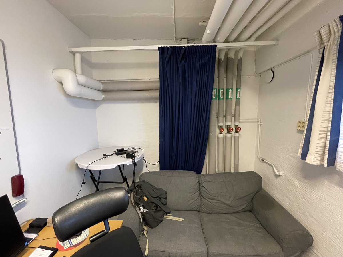 Redaktörens rader: "Ännu en rapport om tapeter som krullar sig av fukt, oklara fläckar i taket, lukten av unket, bajs i en golvbrunn och drag från fönstren. Sammantaget får eländet en nästan komisk effekt. Men skrattet ekar av hopplöshet."
polistidningen.se/2025/04/rappor…