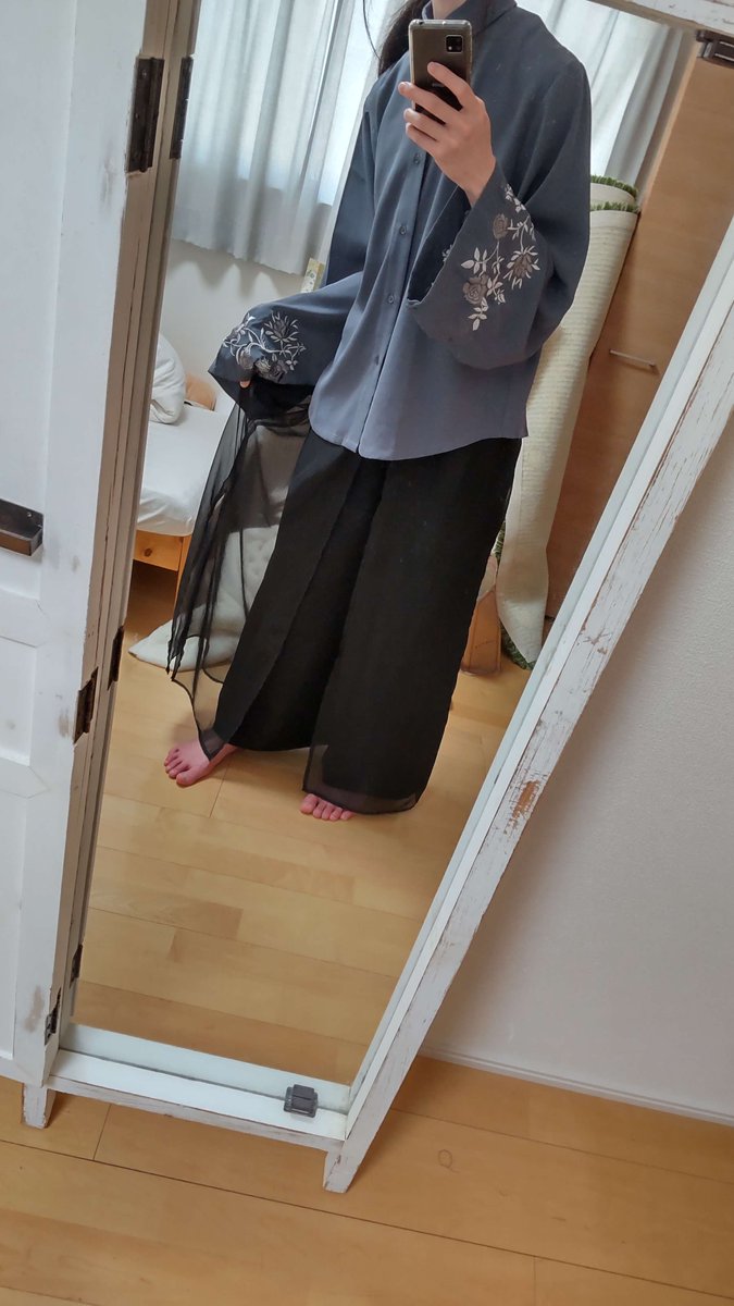 中華街に居そうな胡散臭い中性的なお姉兄さんファッションが完成した
可愛いからいっか