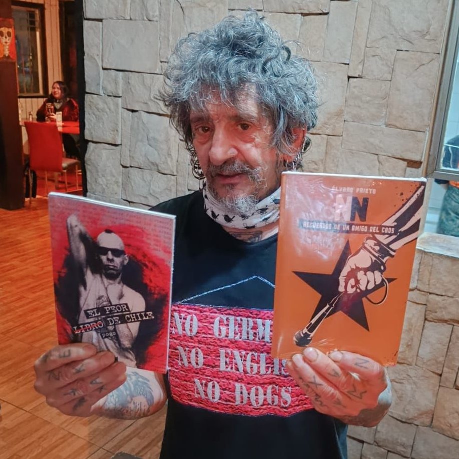 stgoandereditor's tweet photo. El legendario #EvaristoPáramos y los libros de #Pogo de Los @peoresde Chile y de Álvaro #Tribi @prietomusica ex #LosMiserables y actual #Caín 🥳📚🚀🔥
#ElPeorLibrodeChile #NN #RecuerdosAmigoCaos #LaPollaRecords #Gatillazo #TheMeas #TheCagas #TropaDoCarallo https://t.co/6sgrQToYmu