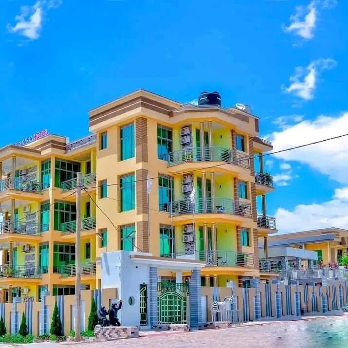 visitrumonge's tweet photo. [ Petite Anecdote à Rumonge 😂 ]

«Birabujijwe kunywera kuri Contware ( Comptoir), utambaye neza ».

#Abatwip, Iri tangazo rya Hôtel « NIYIBITURONSA » muribona gute ?. Rirakenewe canke umukiriya ni umukwe ?

#visitrumonge @visitrumonge #Isuku #RumongeIsOpen #Burundi https://t.co/mnJnR2Iyg5