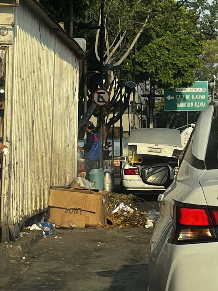 santo80898's tweet photo. @OVIALCDMX porque no mueven este auto obstruye una parte del carril sobre izasasaga frente al metro pino Suárez https://t.co/FrkjHKBU8k