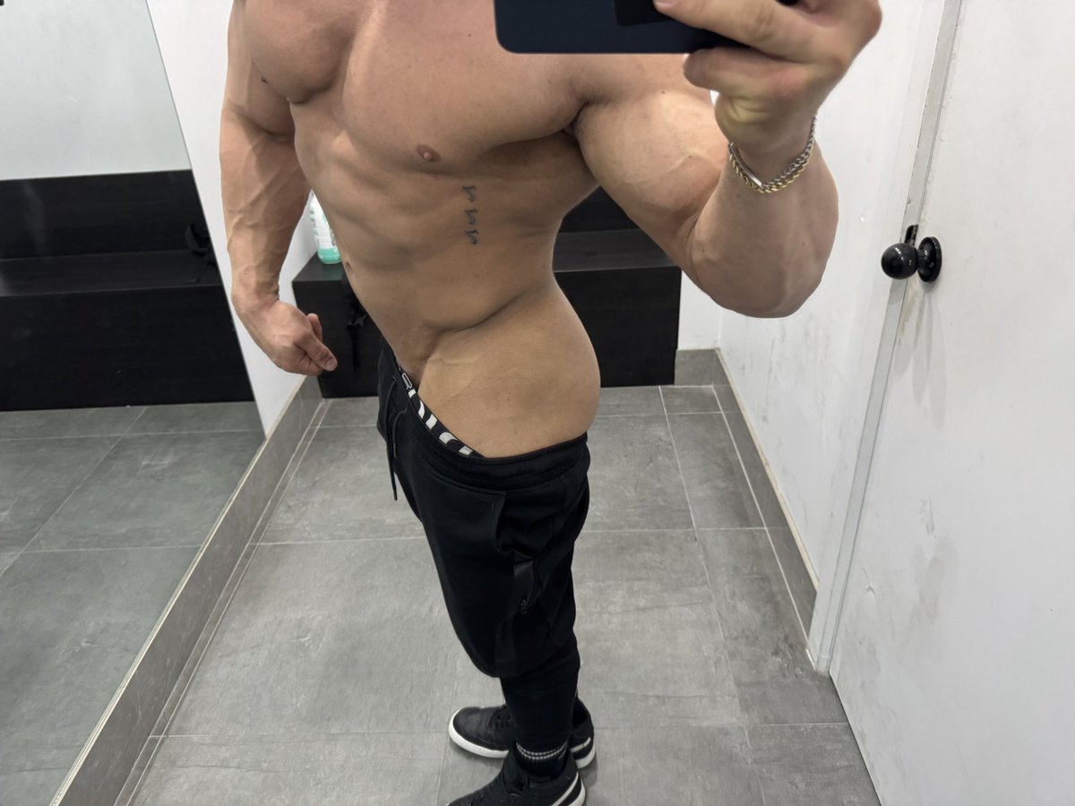 Adriansxclusive's tweet photo. Comment and I’ll tell you how to reveal what’s under neath 

#Bpdybuilder #Muscle #Onlyfans https://t.co/25yrpN4kUX