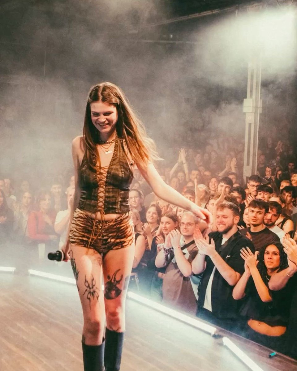 punkjoost's tweet photo. if u hate her you’ll die and go to hell https://t.co/4xhuRSRZj6