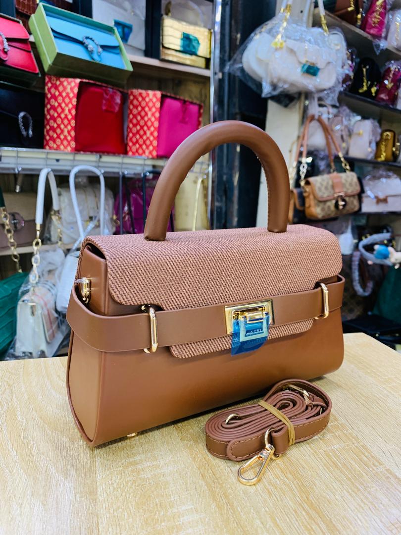 Naya_stores's tweet image. Our bags don’t just complete your outfit, they make people stop and ask, &apos;where did you get that?&apos; Because ordinary isn’t our style
Price- 22,500
Location- Anambra state 

#100DVC #100daysconsistencychallenge #shoulderbag #handbagseller #bagsellerinanambra