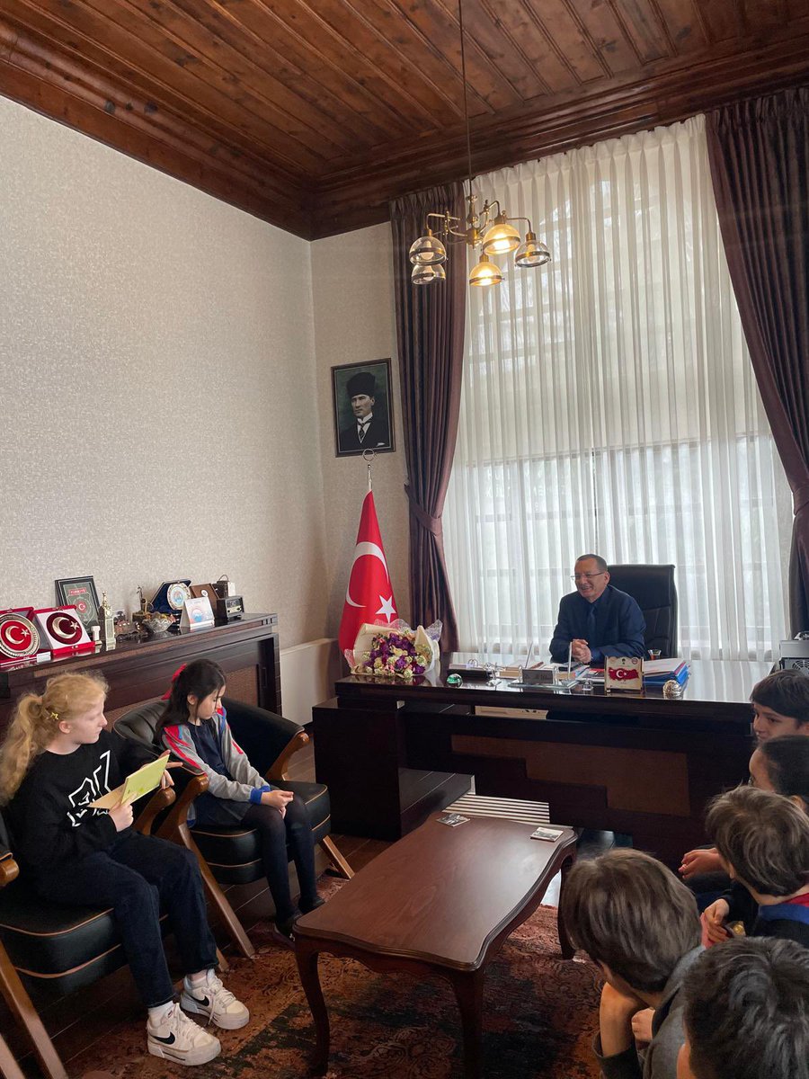 23 Nisan kapsamında öğrencilerimizle Sayın Vali Yardımcımız Dr. Ali Yılmaz’ı ziyaret ettik.
Çocuklarımız temsili olarak makamda otururken, ilham verici bir sohbetle liderlik ve sorumluluğun önemini dinlediler. 
Bu güzel karşılaması için Vali Yardımcımıza teşekkür ederiz.