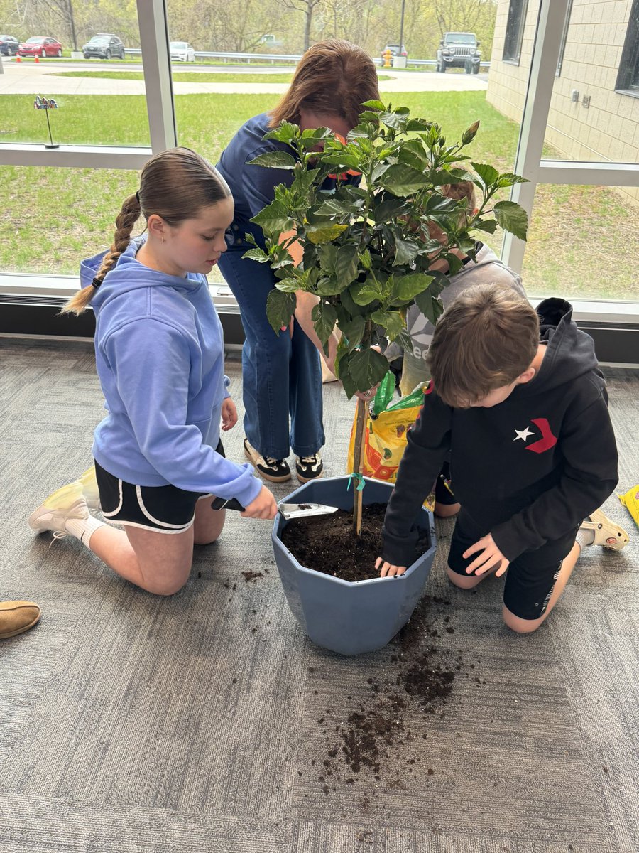 MrsBenzTIS's tweet image. Happy #EarthDay from Trinity Intermediate! We’re celebrating our planet and giving a big THANK YOU to @TangerOutlets for their generous donation of a beautiful tree for our lobby. What a great reminder to keep growing, giving, and going green!#TrinityIntermediateRocks #EarthDay