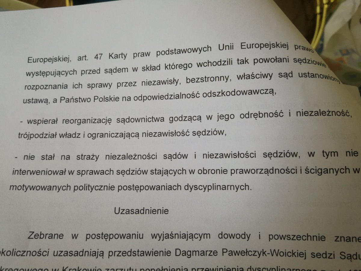 DPawelczykW's tweet image. Po 30 latach pracy w sądownictwie - nienagannej- doczekałam się zarzutów dyscyplinarnych jak u Kafki. Doręczono mi ten dokument tuż przed wejściem na salę rozpraw. Jak byście nie wierzyli, to proszę
👇