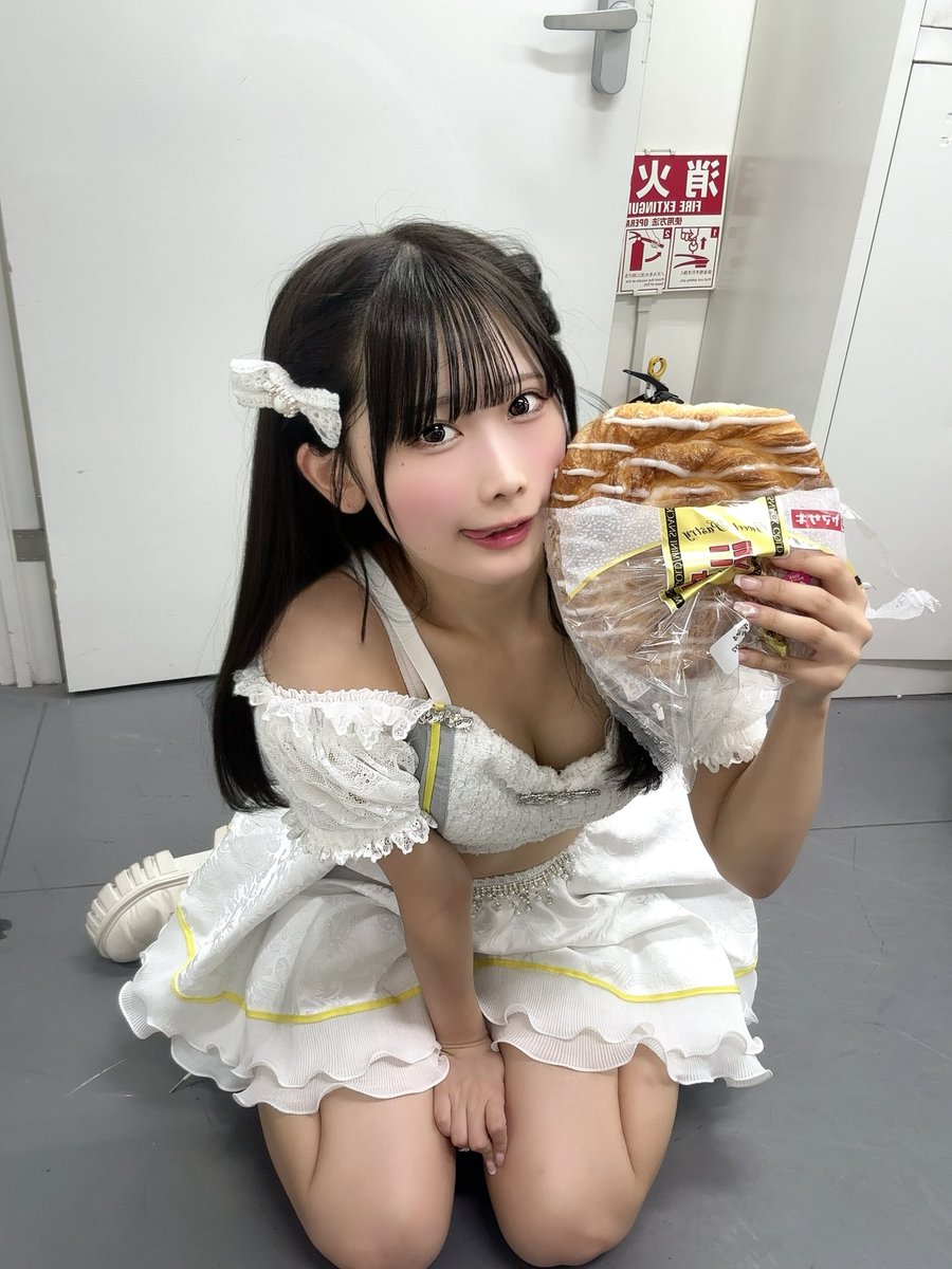 顔よりおっきいパン食べちゃう子でも好き…？♡

(ALT)