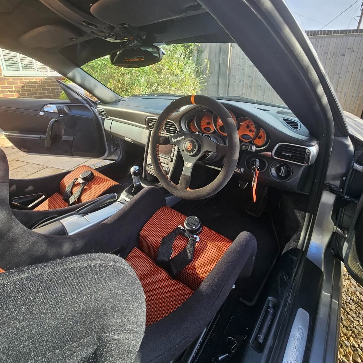 Cobraseats's tweet photo. A custom set of Suzuka and Imola for this customer to fit into their #Porsche 997.
Black Nylon outers with Orange &amp; Black Houndstooth Centres - a combination that works surprisingly well! Finished with Schroth 6-point harnesses, mixing road and track style together. https://t.co/xCHW64NrAt