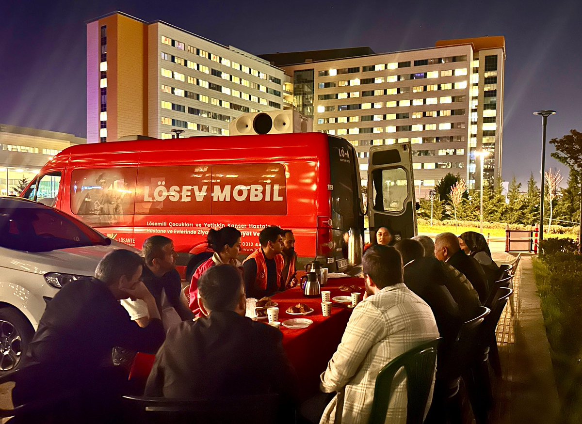 📍LÖSEV Ankara
Akşam hastane ziyaretimizde anne ve babalarımızla bir araya geldik.

Çünkü ailelerimizin gece gündüz demeden yanlarında olmanın ne kadar kıymetli olduğunu biliyoruz🌟