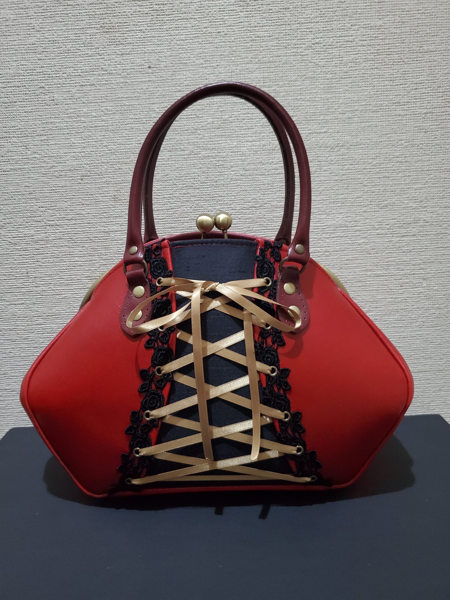 クラシカルなデザインと現代的な機能性を兼ね備えたlimboussole