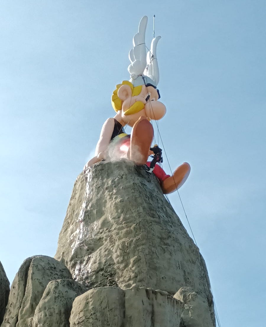 Groupe Jarnias (@groupe_jarnias) on Twitter photo Mission Gauloise : quand nos cordistes prennent de la hauteur au Parc Astérix ! 🎢 
Quelques jours avant l’ouverture du célèbre parc, nos experts de la hauteur ont été sollicités pour le grand nettoyage de la statue principale qui domine fièrement le parc depuis plus de 30 ans. Mission Gauloise : quand nos cordistes prennent de la hauteur au Parc Astérix ! 🎢 
Quelques jours avant l’ouverture du célèbre parc, nos experts de la hauteur ont été sollicités pour le grand nettoyage de la statue principale qui domine fièrement le parc depuis plus de 30 ans.