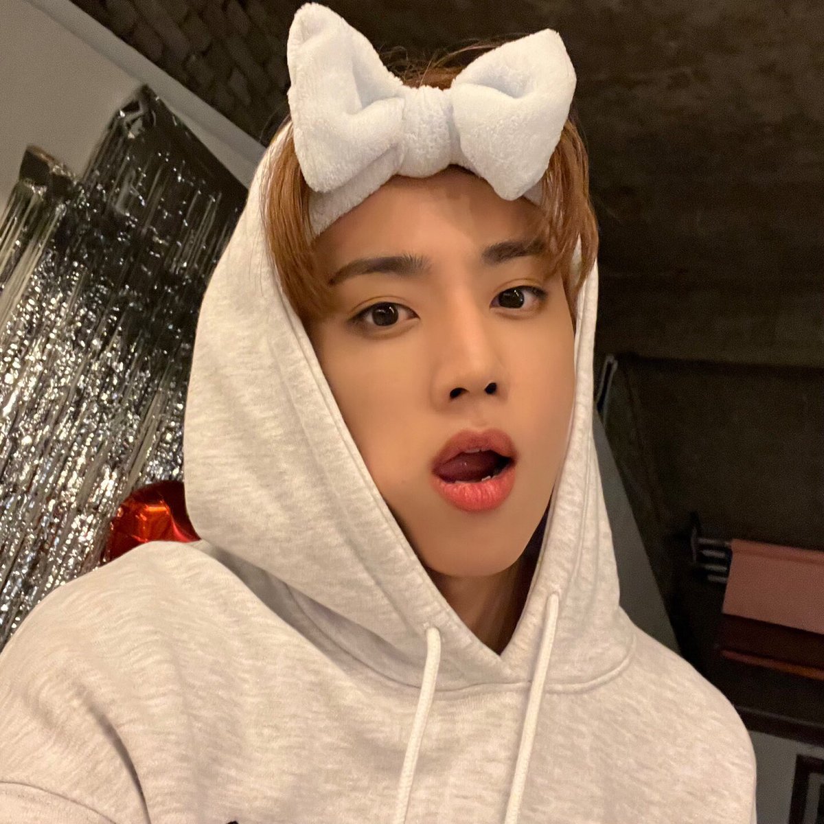 리본헤어밴드 강제로 씌운거임 싫은척하더니 혼자 야무지게 셀카도 찍어둔 남친
눈 마주치면 너무귀여워서 양볼잡고 뽀뽀해야됨