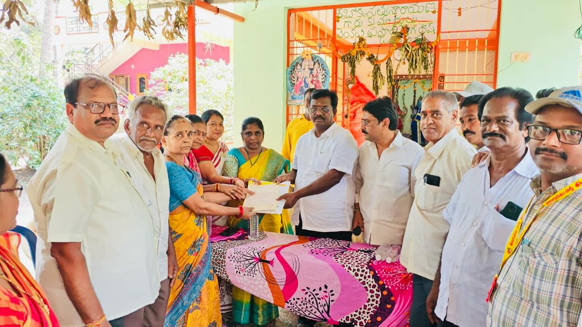 amalapuram_itdp's tweet photo. ఇటీవల ప్రమాదవశాత్తు మరణించిన పాలగుమ్మి గ్రామానికి చెందిన బొక్కా రవికుమార్ గారి కుటుంబసభ్యులకు తెలుగుదేశం పార్టీ ప్రమాద బీమా రూ. 5 లక్షలకు చెందిన మంజూరు పత్రాలను అందచేయటం జరిగింది.
@ncbn @naralokesh
#TDPmembership #accidentalinsurance
#iTDPforTDP https://t.co/P3YyfB7hOQ