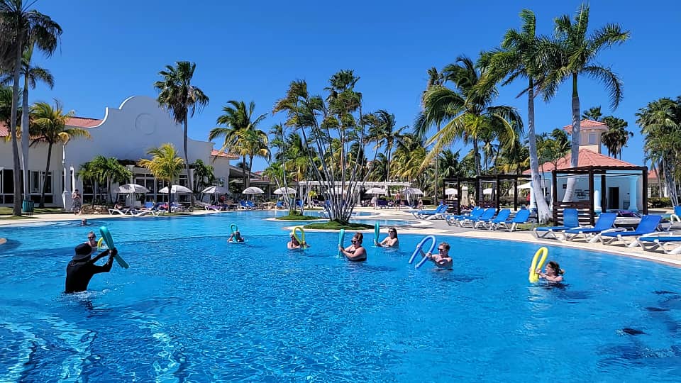 ParadisusM's tweet photo. Aquagym at main pool 👌🏻🌊 https://t.co/qct1Fb1Ila