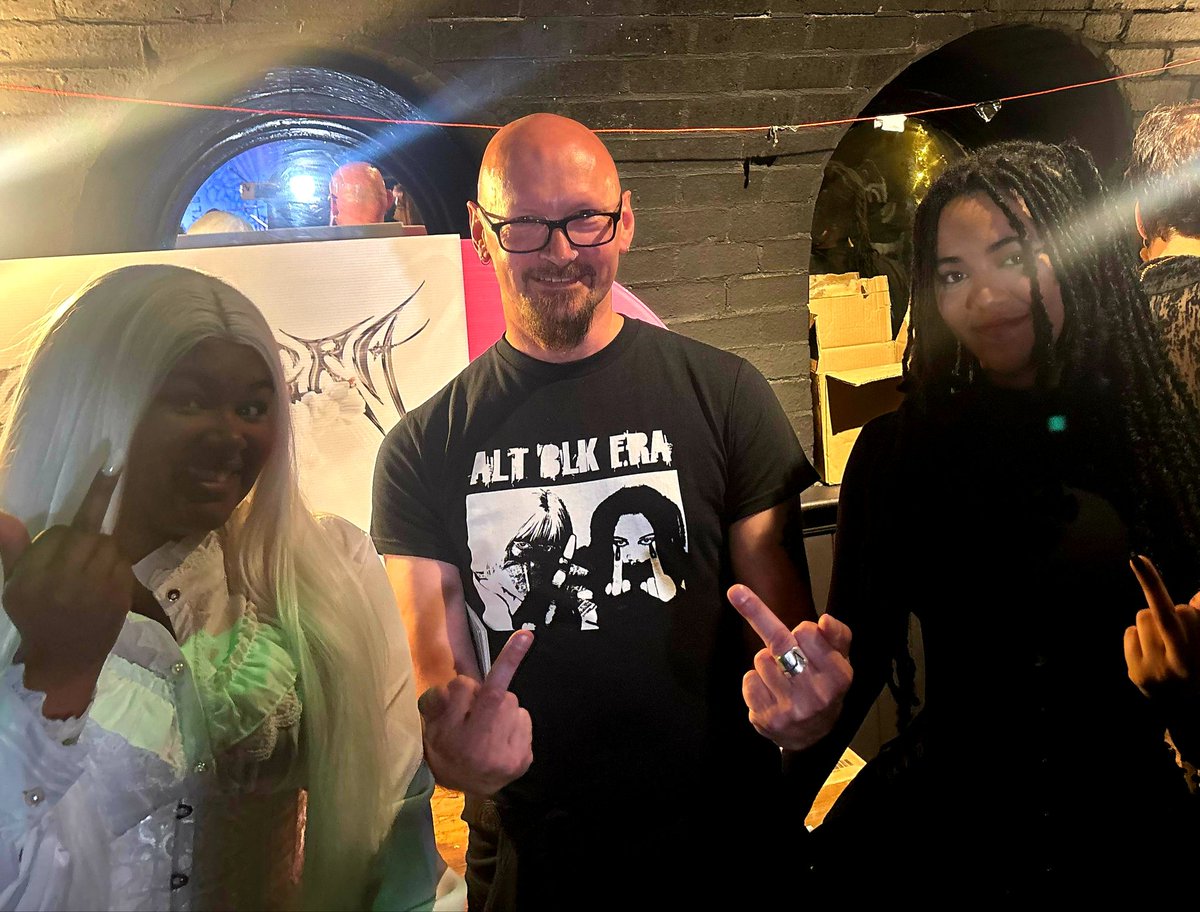 Out supporting my Nottingham home girls ALT BLK ERA in Birmingham on Sunday night!
Wonderful! 🖤👌🤩
#altblkera