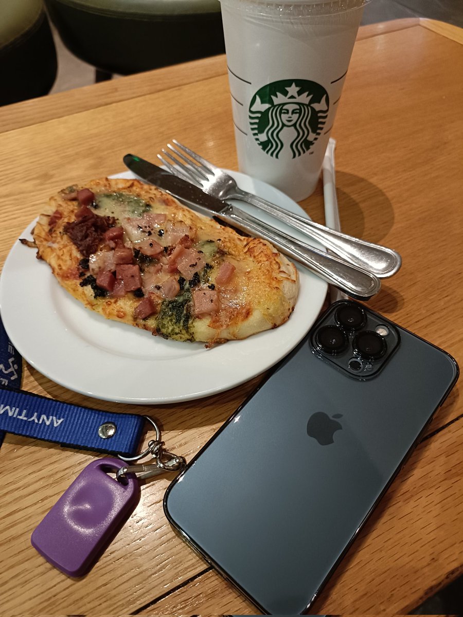 Having something to eat for a while habang nag mekus mekus pa sa sistema ng katawan ko yung Pre workout 😅