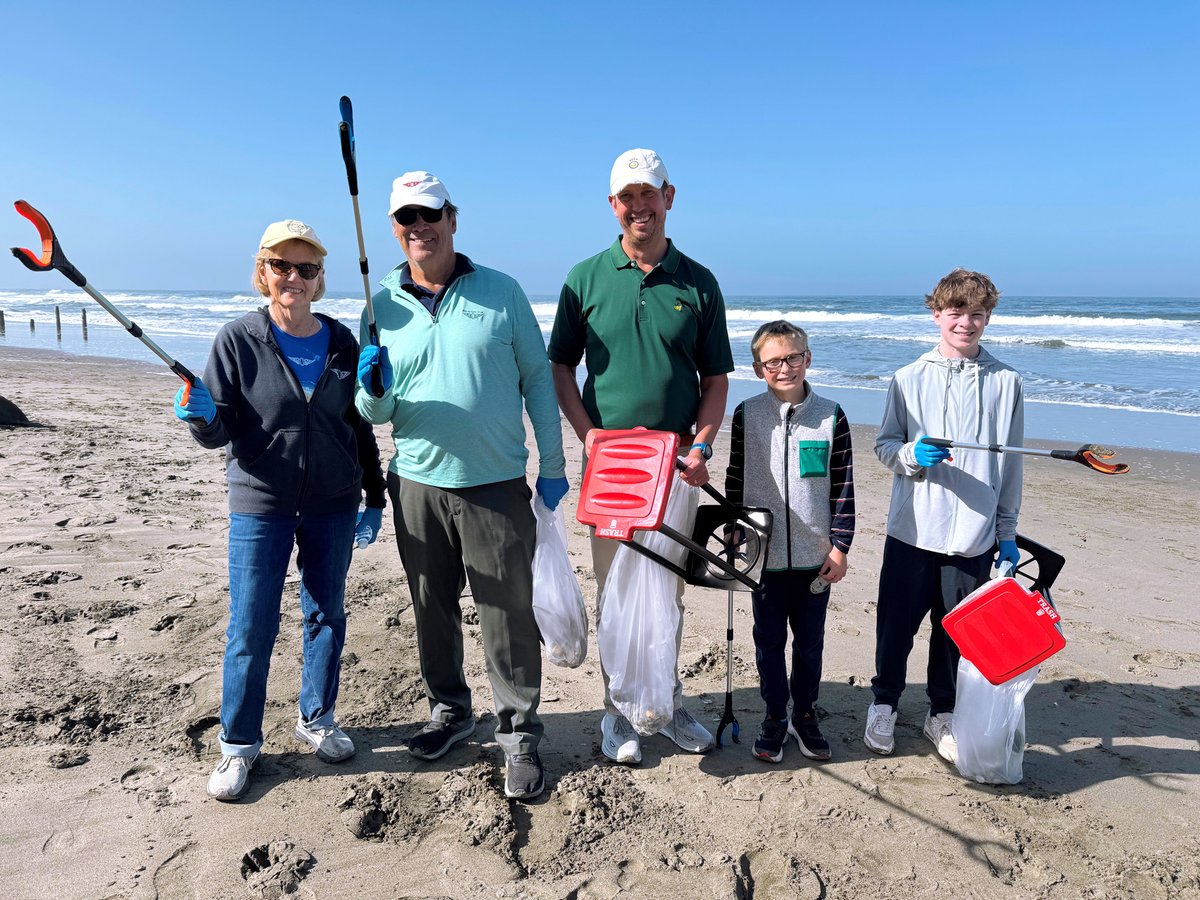 Happy Earth Day 🌍 To help our beautiful beaches remain free of refuse and debris, members met at Fort Funston to clean up our beaches together! We're proud of our city and its natural surroundings, and we're happy to do our part in keeping it that way 💚 #EarthDay #OlympicClub