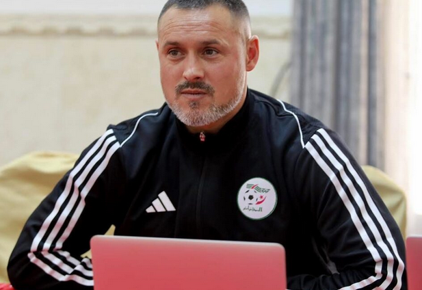AlgerFootCom's tweet photo. 🇩🇿 Karim Ziani va bientôt faire son retour… mais sur le banc !
L’ex-international algérien a donné son accord de principe à la FAF pour entraîner une sélection de jeunes.
Un nouveau chapitre pour l’un des héros d’Oum dorman. 👏
#TeamDZ #Ziani #Algérie https://t.co/lqGFe8smbO