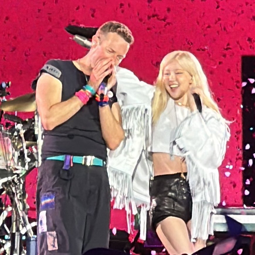 queweaconbpink's tweet photo. ❗NO IMPORTA A LA HORA QUE VEAN ESTO, COMENTEN 5 VECES LOS TAGS PARA APOYAR A ROSÉ❗

ROSÉ ON STAGE WITH COLDPLAY 
#ROSÉ #ROSÉxCOLDPLAY @numberoneHQ https://t.co/A6PwE935EY