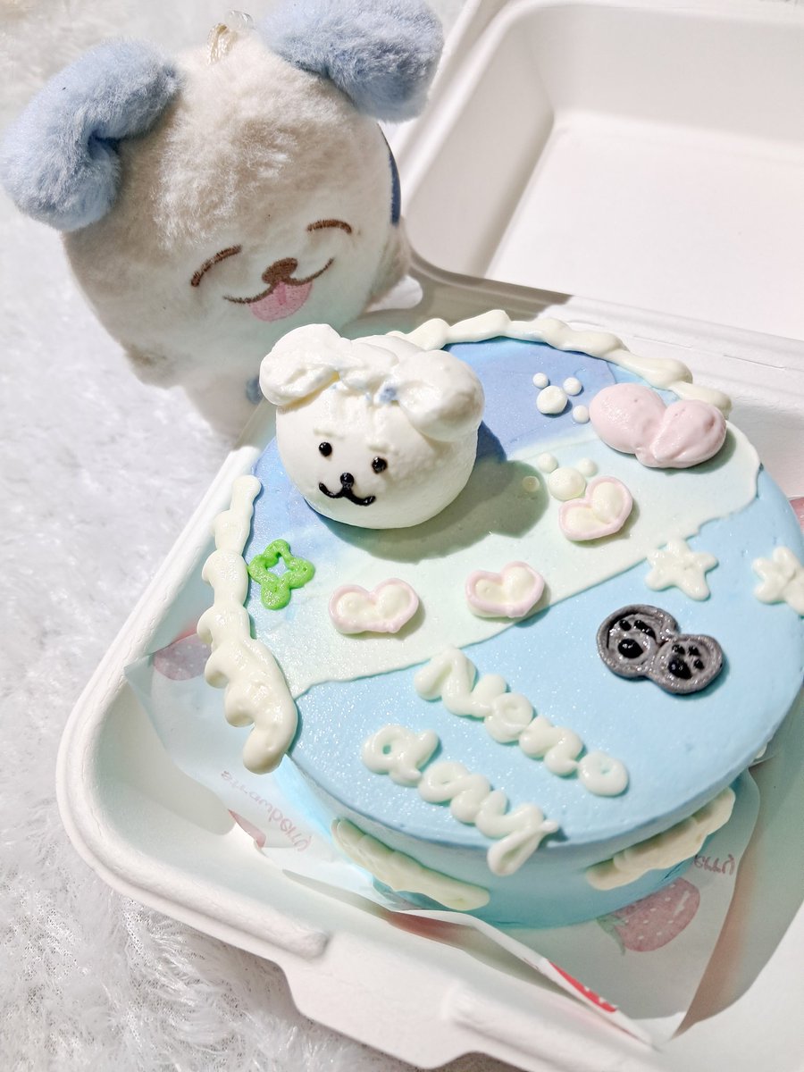 Cutest cake, cutest day, for the cutest boy — happy birthday, Jeno! 🥂✨🧁

#우리의바다_제노야_생일축하해
#HeavenLeeJENODay