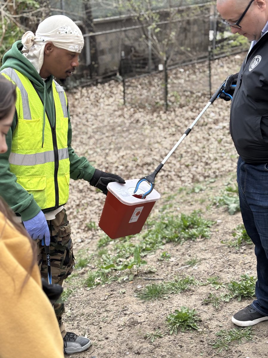Always a pleasure to have State Senator Gustavo Rivera join our outreach crew on their weekly rounds! We had a successful syringe cleanup effort yesterday that brought the community together to ensure we continue our work towards having a safe Bronx for all.