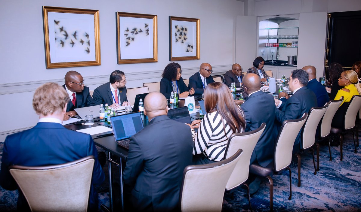 afreximbank's tweet photo. Renforcement de la coopération bilatérale avec le Burkina Faso

Démarrant la semaine lors des Réunions de printemps du FMI et de la Banque Mondiale, une délégation du Banque africaine d'import-export, dirigée par le Dr George Elombi, Vice-Président Exécutif – Gouvernance d'Entreprise et Services Juridiques, et M. Haytham ElMaayergi, Vice-Président Exécutif, Banque du Commerce Mondial, a eu des discussions de haut niveau avec une délégation de la République du Burkina Faso, dirigée par M. Aboubakar NACANABO, Ministre de l'Économie et des Finances.

Les échanges ont porté sur le renforcement de la collaboration dans des secteurs clés, notamment le soutien au développement du secteur de l'énergie et du secteur privé au Burkina Faso. La réunion a également abordé les opportunités de partenariat à travers le Fonds pour le développement des exportations en Afrique - Fund for Export Development in Africa (FEDA), ainsi que la participation stratégique aux prochaines Réunions annuelles d’Afreximbank (#AAM2025) et au Forum de commerce intra-africain @iatf2025.

Afreximbank continue de renforcer ses relations bilatérales pour accélérer la transformation économique et l’intégration régionale à travers l'Afrique.

#Afreximbank #BurkinaFaso