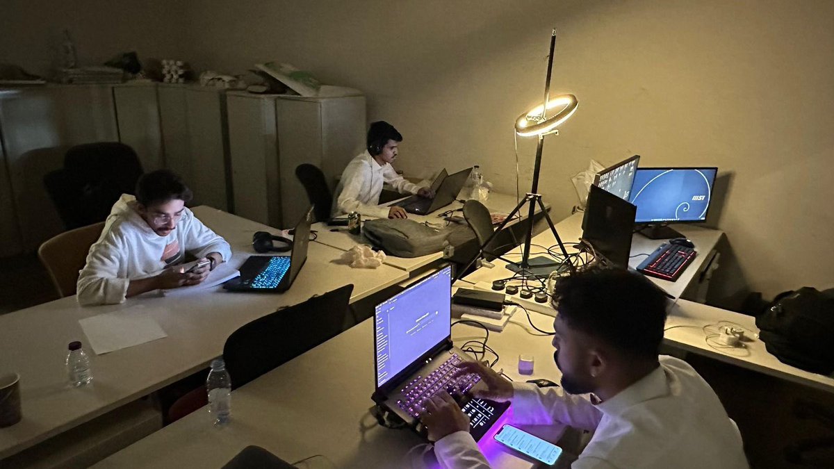 تصميم المساحات العامة: من الفكرة إلى التنفيذ

اختتم نادي العمارة ورشة عمل تفاعلية ناقشت أسس تصميم المساحات العامة في المدن، مرورًا بمراحل الفكرة والتخطيط وحتى التنفيذ.

تميزت الورشة بنقاشات مثمرة، ومشاركات مميزة من الطلاب 🌟
شكرًا لكل من ساهم في إنجاح هذه التجربة التعليمية 👏